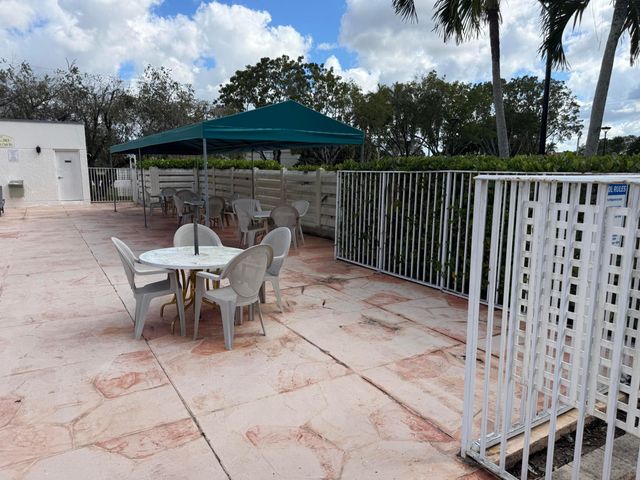 399 Lakeview Drive 202, Weston, FL 33326
