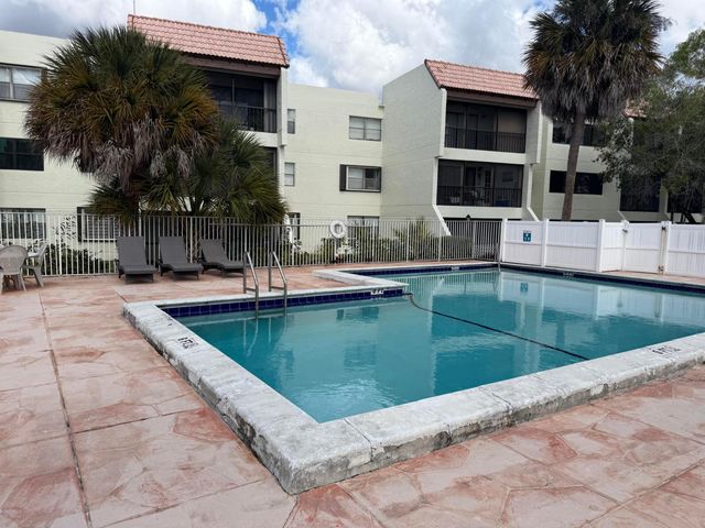 399 Lakeview Drive 202, Weston, FL 33326