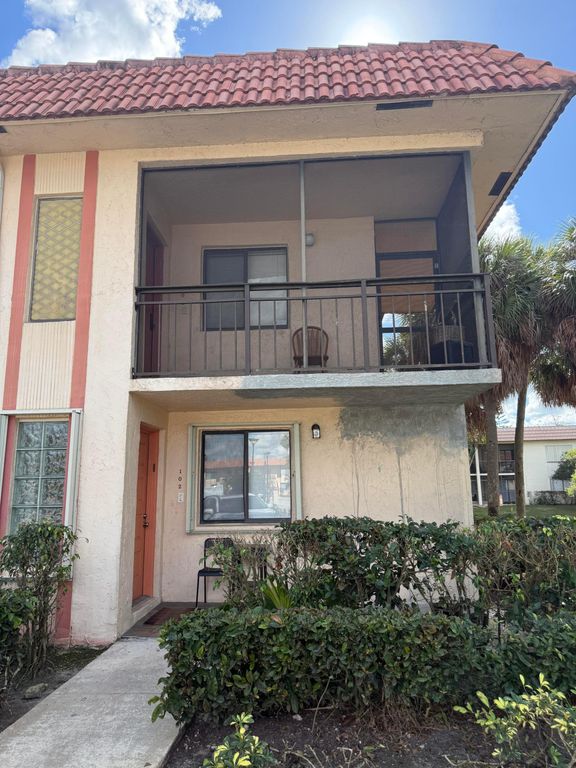 399 Lakeview Drive 202, Weston, FL 33326