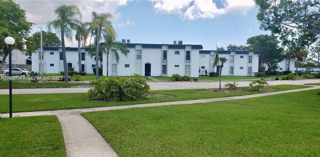 Image 1 of property listing at 7220 SW 94th Pl G4, Miami, FL 33173