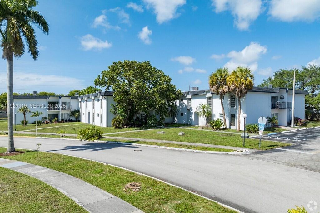 Image 12 of property listing at 7220 SW 94th Pl G4, Miami, FL 33173