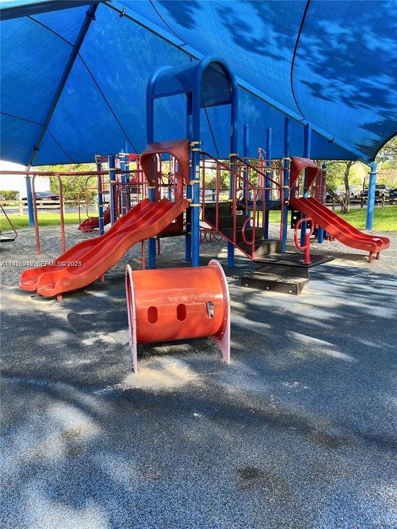 Image 4 of property listing at 7220 SW 94th Pl G4, Miami, FL 33173