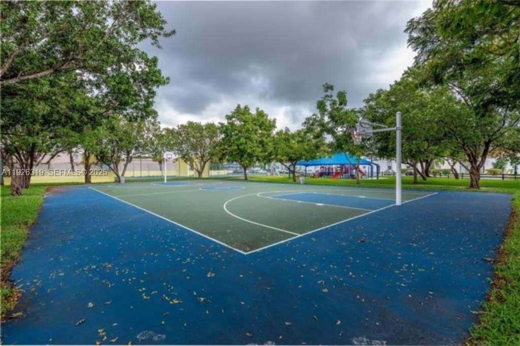 Image 9 of property listing at 7220 SW 94th Pl G4, Miami, FL 33173