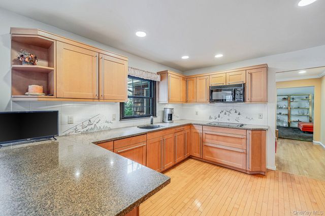 10 Penelope Drive, East Setauket, NY 11733