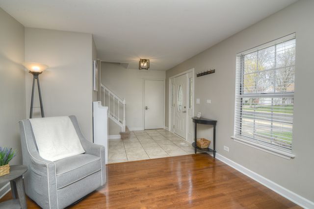 1292 LILAC Lane, Carol Stream, IL 60188