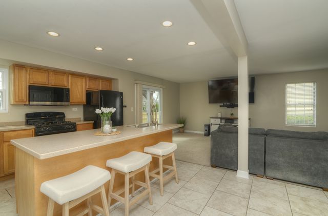 1292 LILAC Lane, Carol Stream, IL 60188