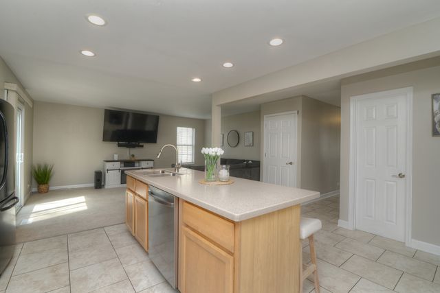 1292 LILAC Lane, Carol Stream, IL 60188