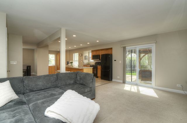 1292 LILAC Lane, Carol Stream, IL 60188