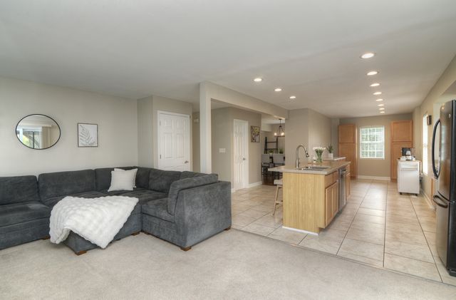 1292 LILAC Lane, Carol Stream, IL 60188