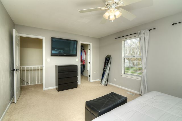 1292 LILAC Lane, Carol Stream, IL 60188