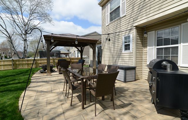 1292 LILAC Lane, Carol Stream, IL 60188