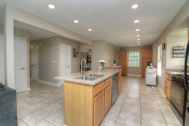 1292 LILAC Lane, Carol Stream, IL 60188