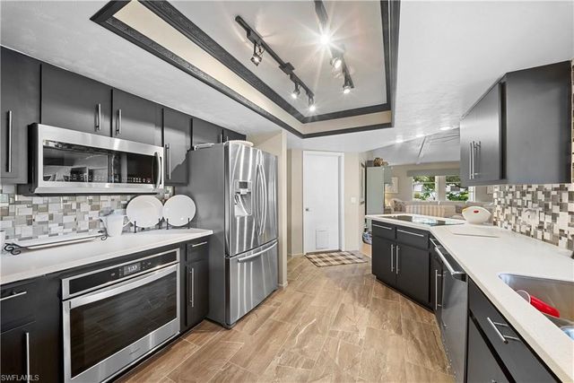 8713 Crest LN, Fort Myers, FL 33907