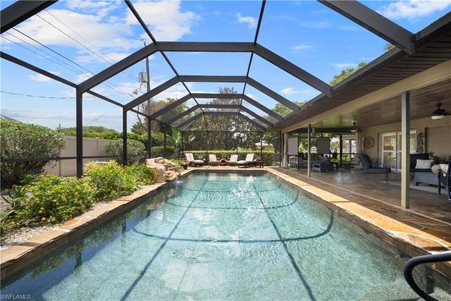 8713 Crest LN, Fort Myers, FL 33907
