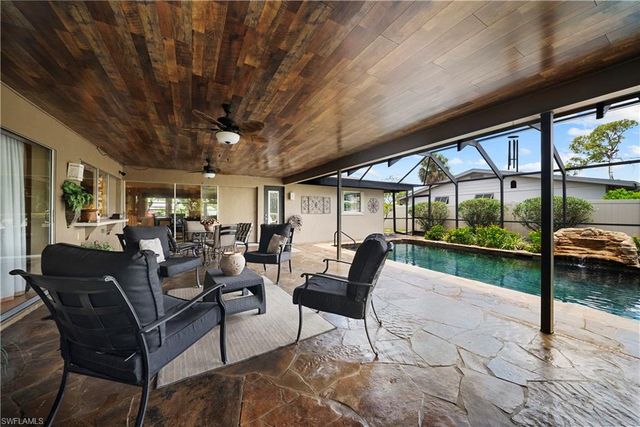 8713 Crest LN, Fort Myers, FL 33907