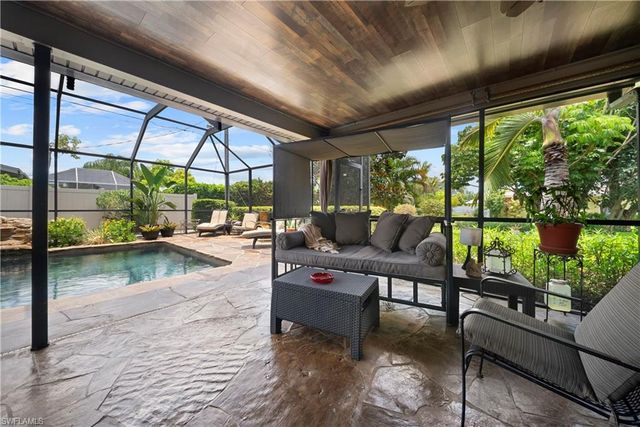 8713 Crest LN, Fort Myers, FL 33907