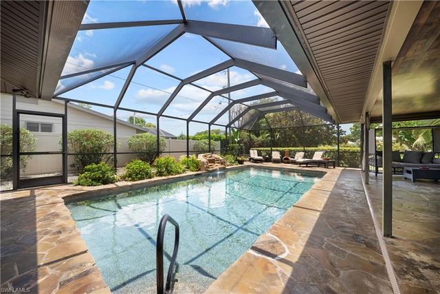 8713 Crest LN, Fort Myers, FL 33907