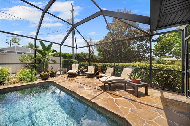8713 Crest LN, Fort Myers, FL 33907