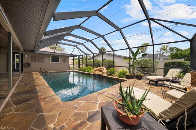 8713 Crest LN, Fort Myers, FL 33907