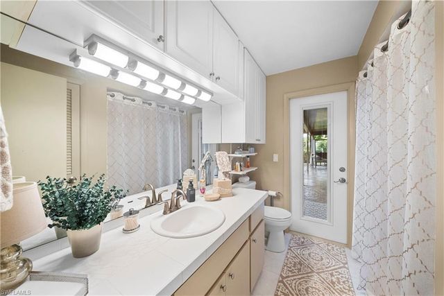 8713 Crest LN, Fort Myers, FL 33907