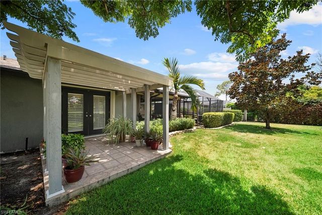 8713 Crest LN, Fort Myers, FL 33907