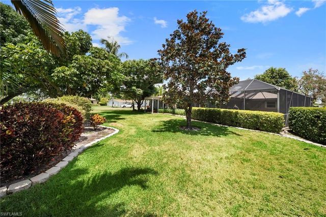 8713 Crest LN, Fort Myers, FL 33907