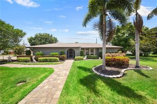 8713 Crest LN, Fort Myers, FL 33907