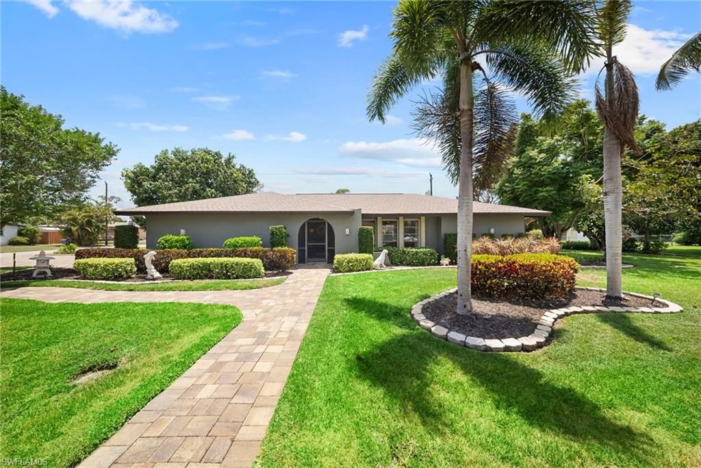8713 Crest LN, Fort Myers, FL 33907