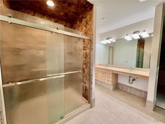 18 Island Shadow Drive, Granby, NY 13069