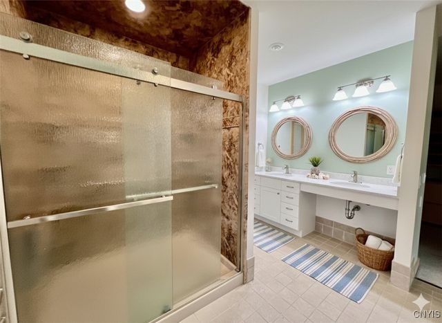 18 Island Shadow Drive, Granby, NY 13069