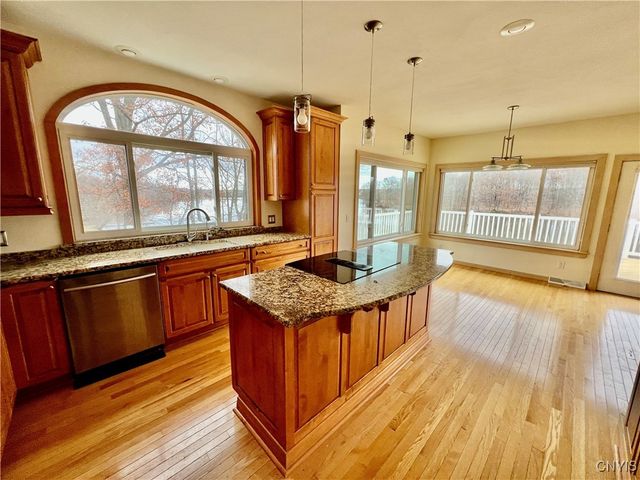 18 Island Shadow Drive, Granby, NY 13069