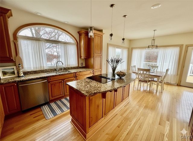 18 Island Shadow Drive, Granby, NY 13069