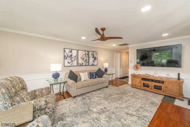 16 Claire Ct, East Hanover Twp., NJ 07936