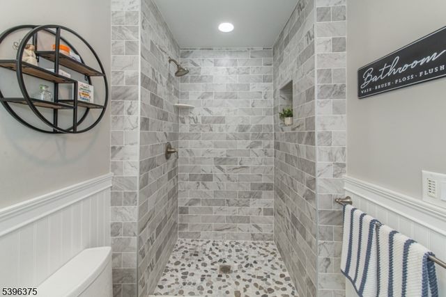 16 Claire Ct, East Hanover Twp., NJ 07936