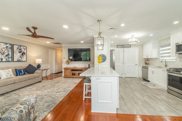 16 Claire Ct, East Hanover Twp., NJ 07936