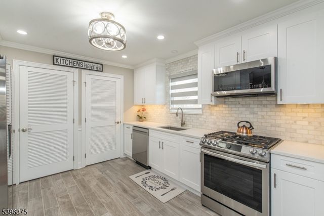 16 Claire Ct, East Hanover Twp., NJ 07936