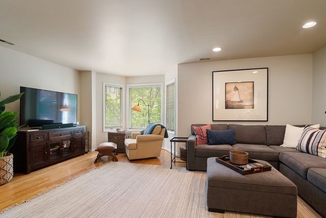 753 W Dickens Avenue, Chicago, IL 60614