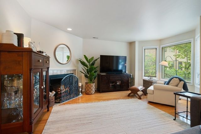 753 W Dickens Avenue, Chicago, IL 60614