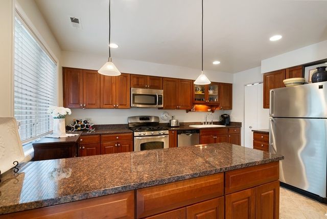 753 W Dickens Avenue, Chicago, IL 60614
