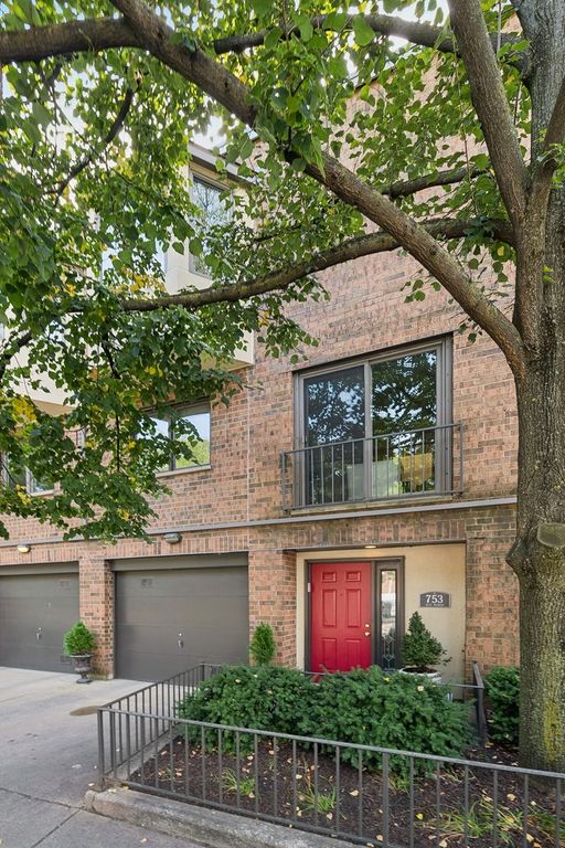 753 W Dickens Avenue, Chicago, IL 60614