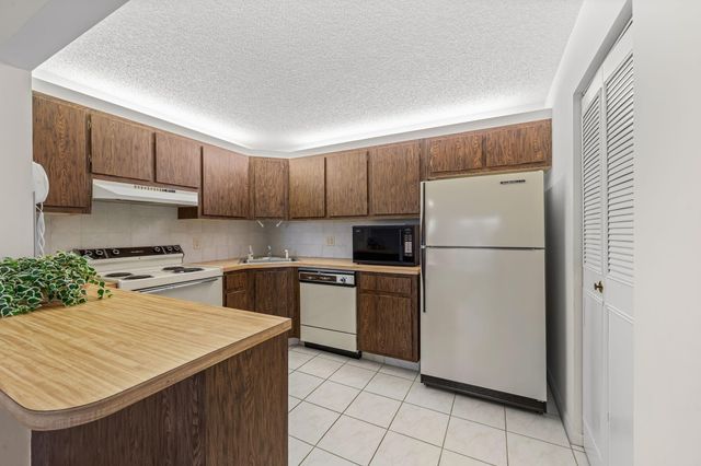 324 KNOTTY PINE Circle B-2, Greenacres, FL 33463