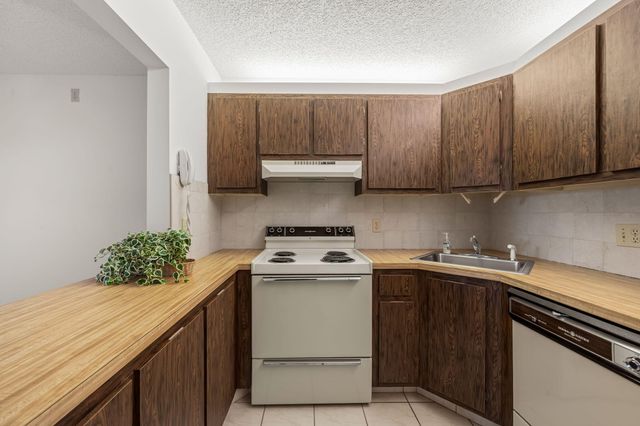 324 KNOTTY PINE Circle B-2, Greenacres, FL 33463