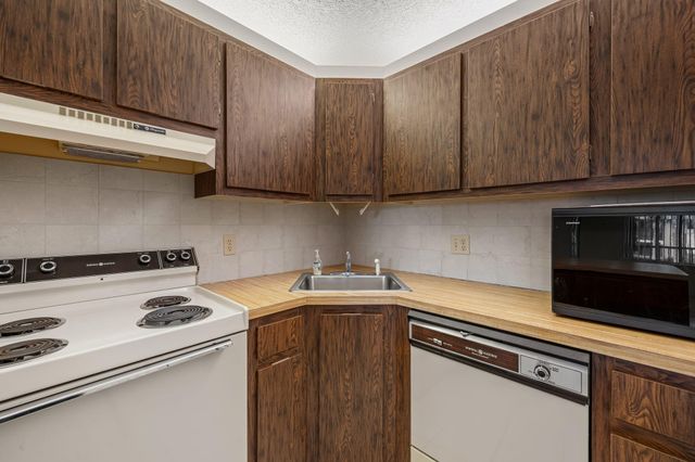 324 KNOTTY PINE Circle B-2, Greenacres, FL 33463