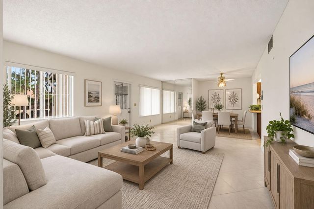 324 KNOTTY PINE Circle B-2, Greenacres, FL 33463