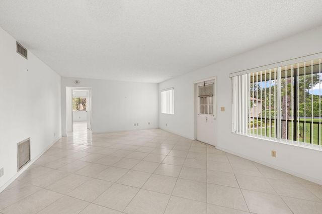 324 KNOTTY PINE Circle B-2, Greenacres, FL 33463