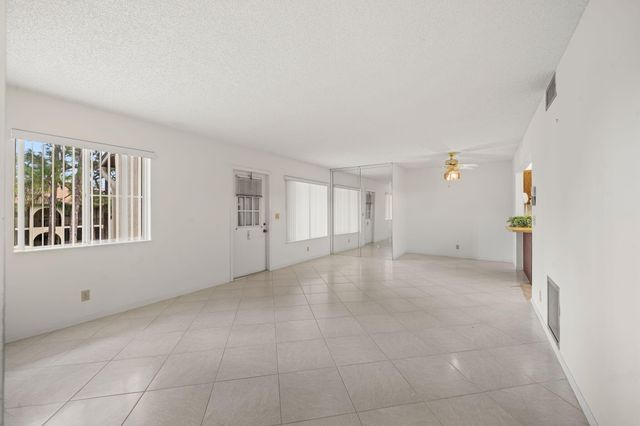 324 KNOTTY PINE Circle B-2, Greenacres, FL 33463