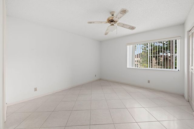 324 KNOTTY PINE Circle B-2, Greenacres, FL 33463