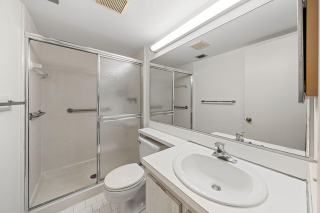 324 KNOTTY PINE Circle B-2, Greenacres, FL 33463