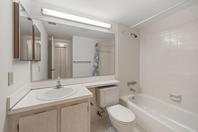 324 KNOTTY PINE Circle B-2, Greenacres, FL 33463