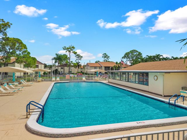 324 KNOTTY PINE Circle B-2, Greenacres, FL 33463